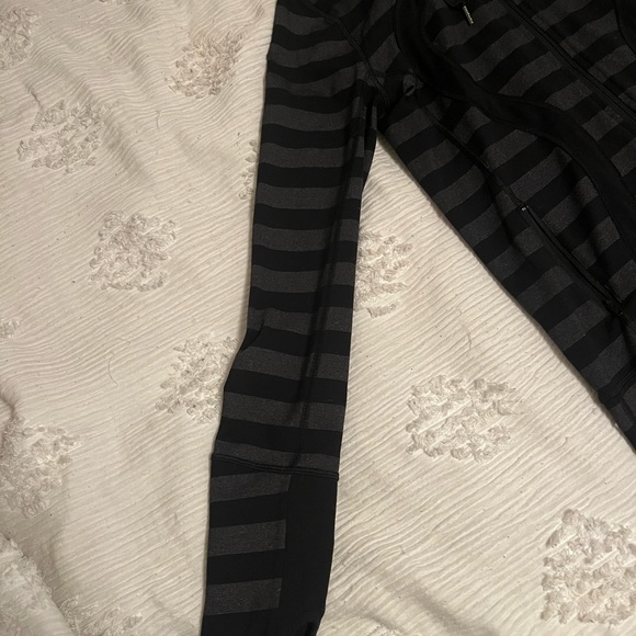 Lululemon Jacket. Size 6 - Picture 5 of 7
